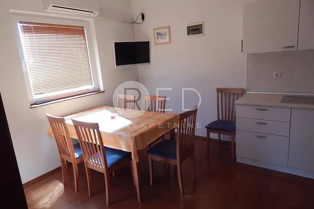 kuća sa 7 apartmana u staroj novalji - slika 19