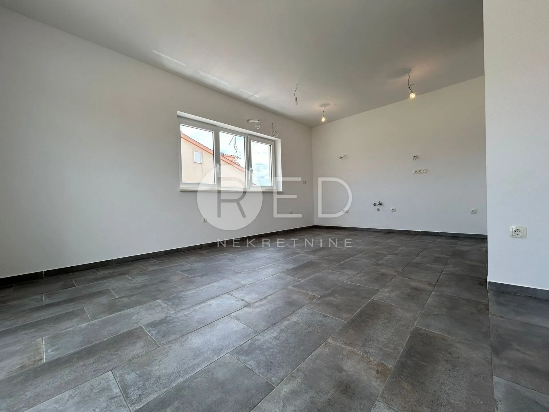 apartman u blizini mora na prodaju na katu - privlaka - slika 1