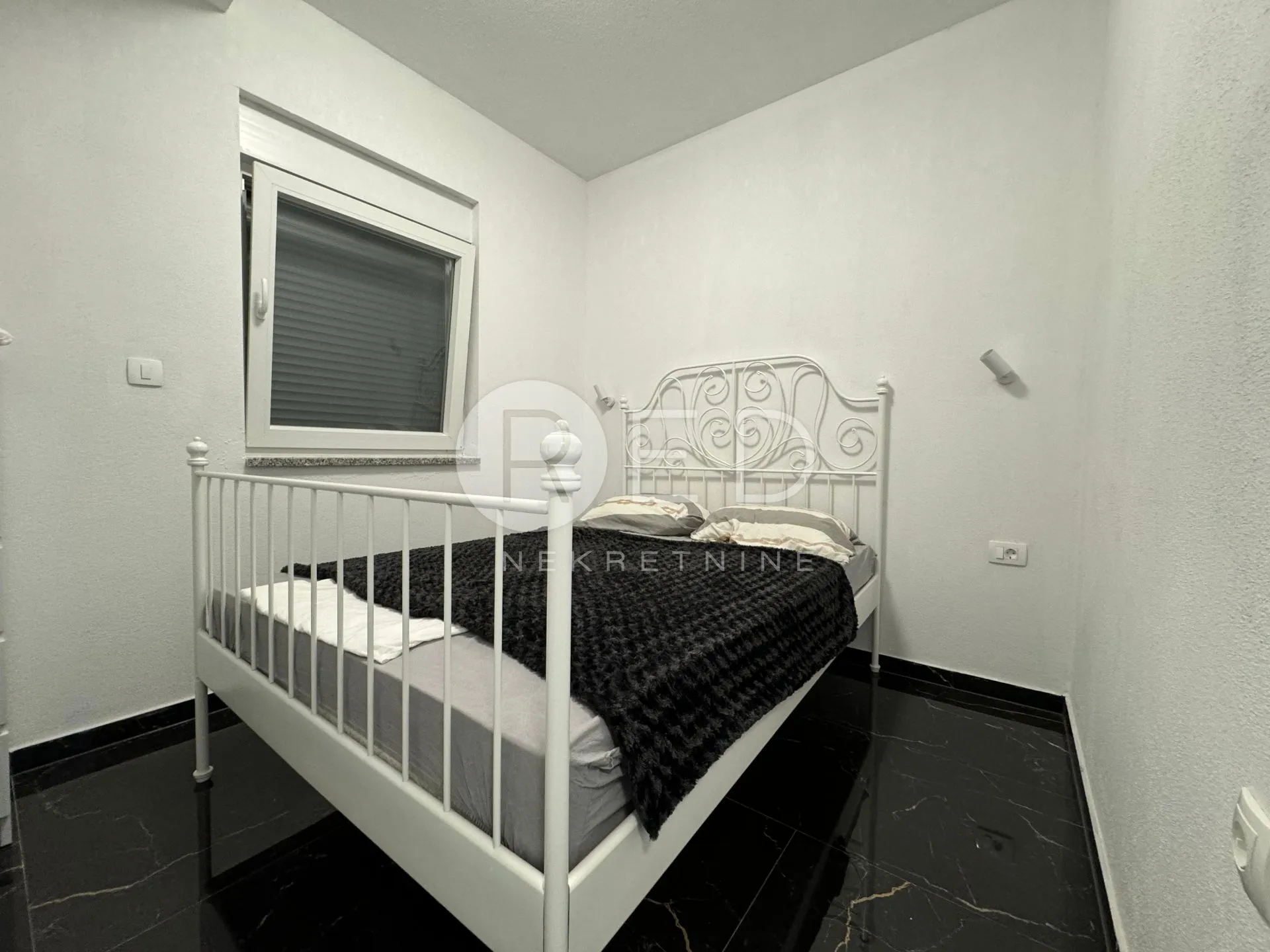 kompletno namješten stan u novogradnji 87 m2 - seline, zadarska - slika 9
