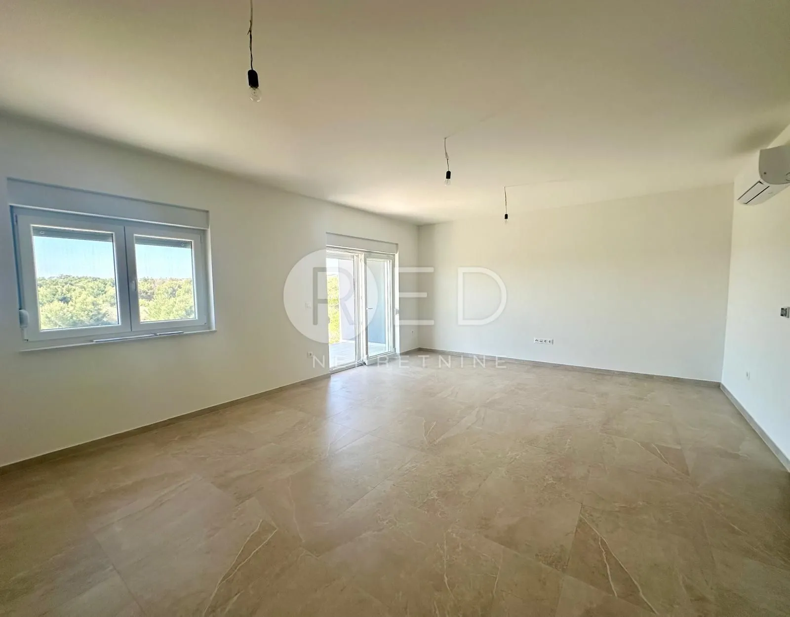 moderan dvosobni apartman u novogradnji, otok vir - slika 5