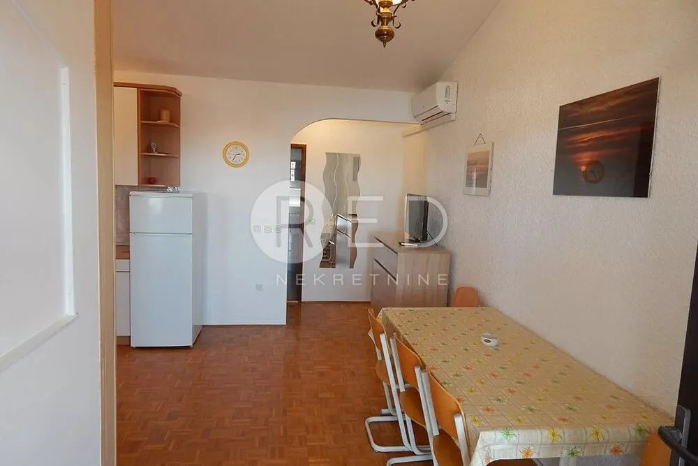 kuća sa 7 apartmana u staroj novalji - slika 24