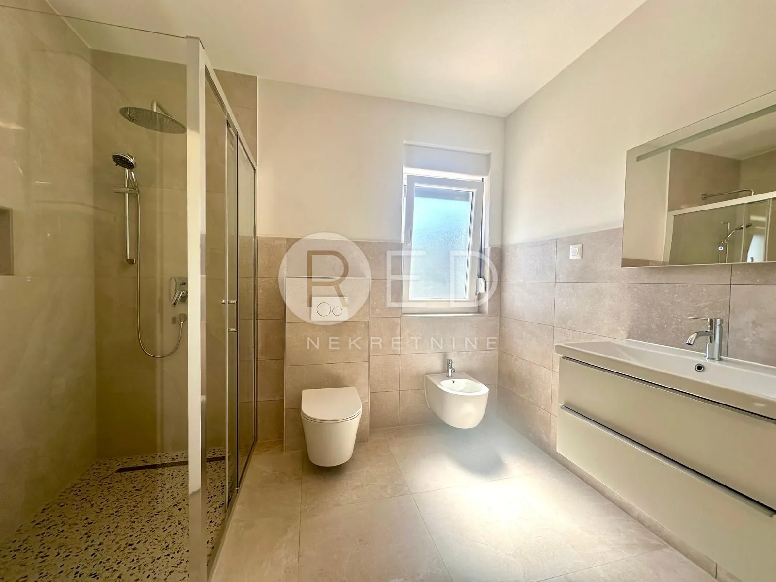 moderan dvosobni apartman u novogradnji, otok vir - slika 4