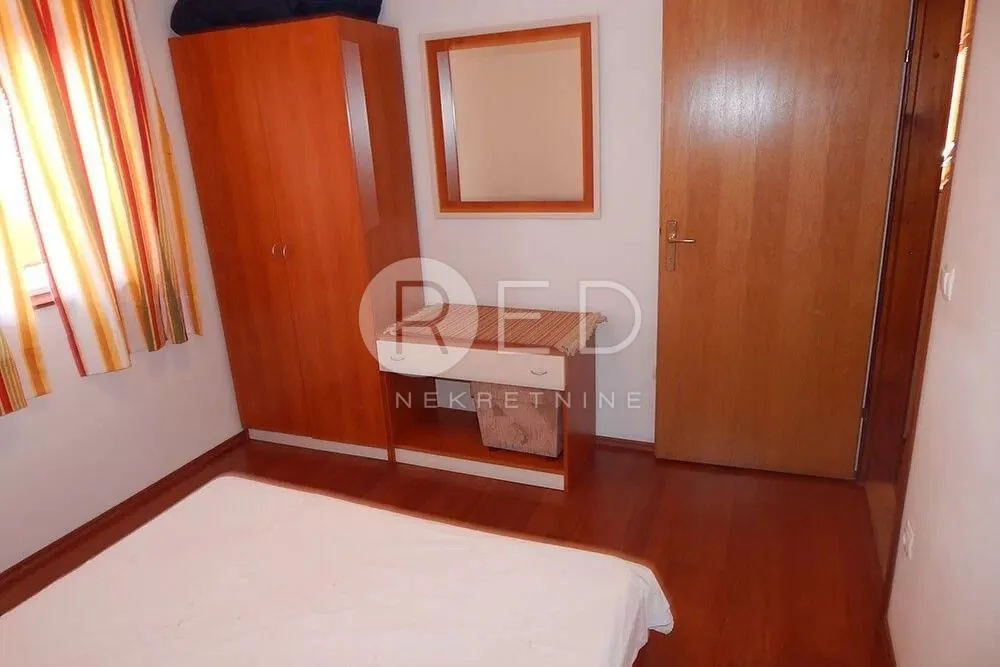 kuća sa 7 apartmana u staroj novalji - slika 20