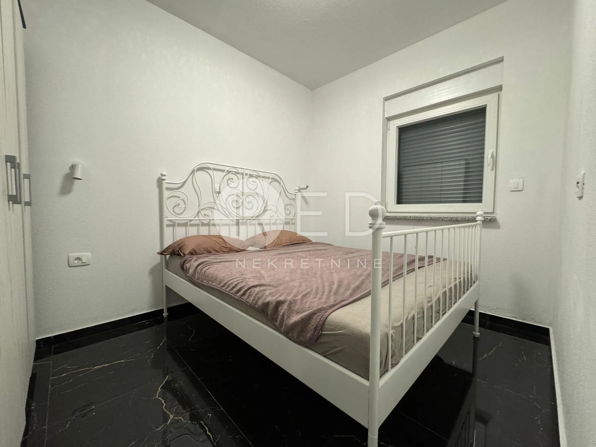 kompletno namješten stan u novogradnji na drugom katu 87 m2 - seline, zadarska - slika 12