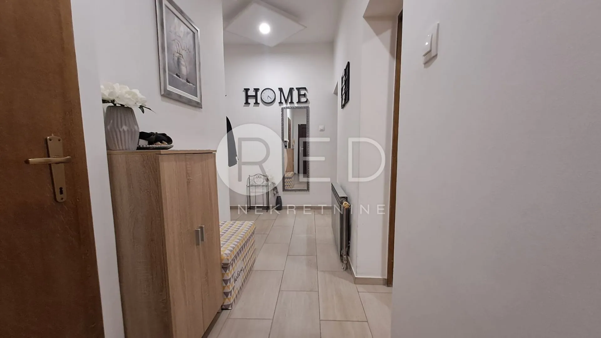 sl.brod stan centar 90m2 3.kat lift - slika 11