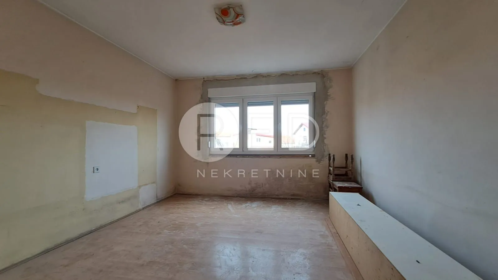 požega stan u kući 1.kat+nova pvc stolarija - slika 2