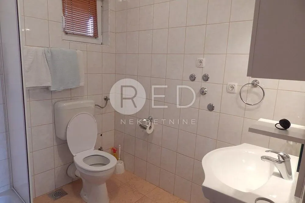 kuća sa 7 apartmana u staroj novalji - slika 31