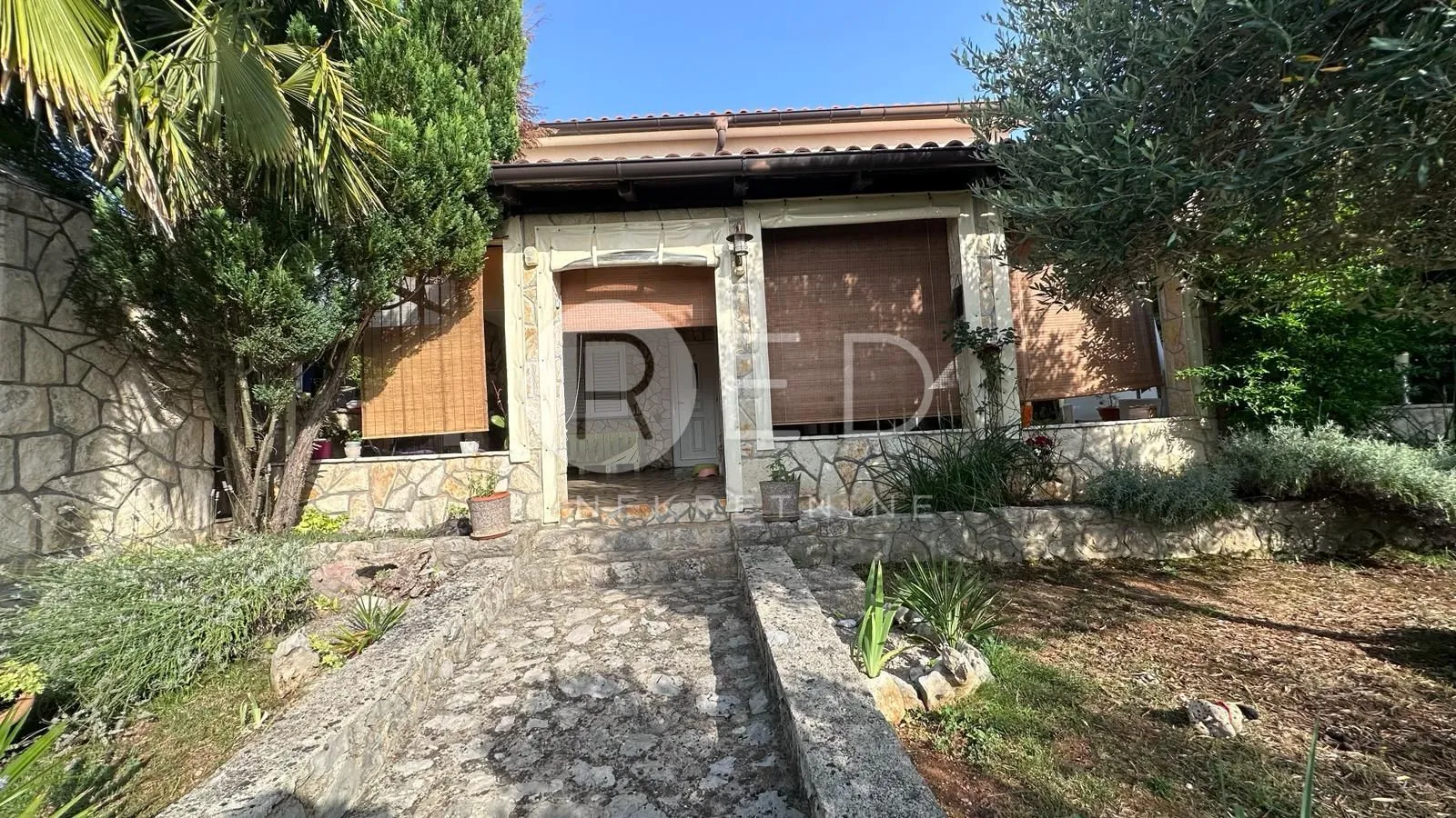 otok krk, okolica dobrinja - samostojeća kuća na mirnoj lokaciji, 150 m2 - slika 9