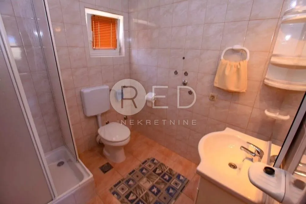 kuća sa 7 apartmana u staroj novalji - slika 32