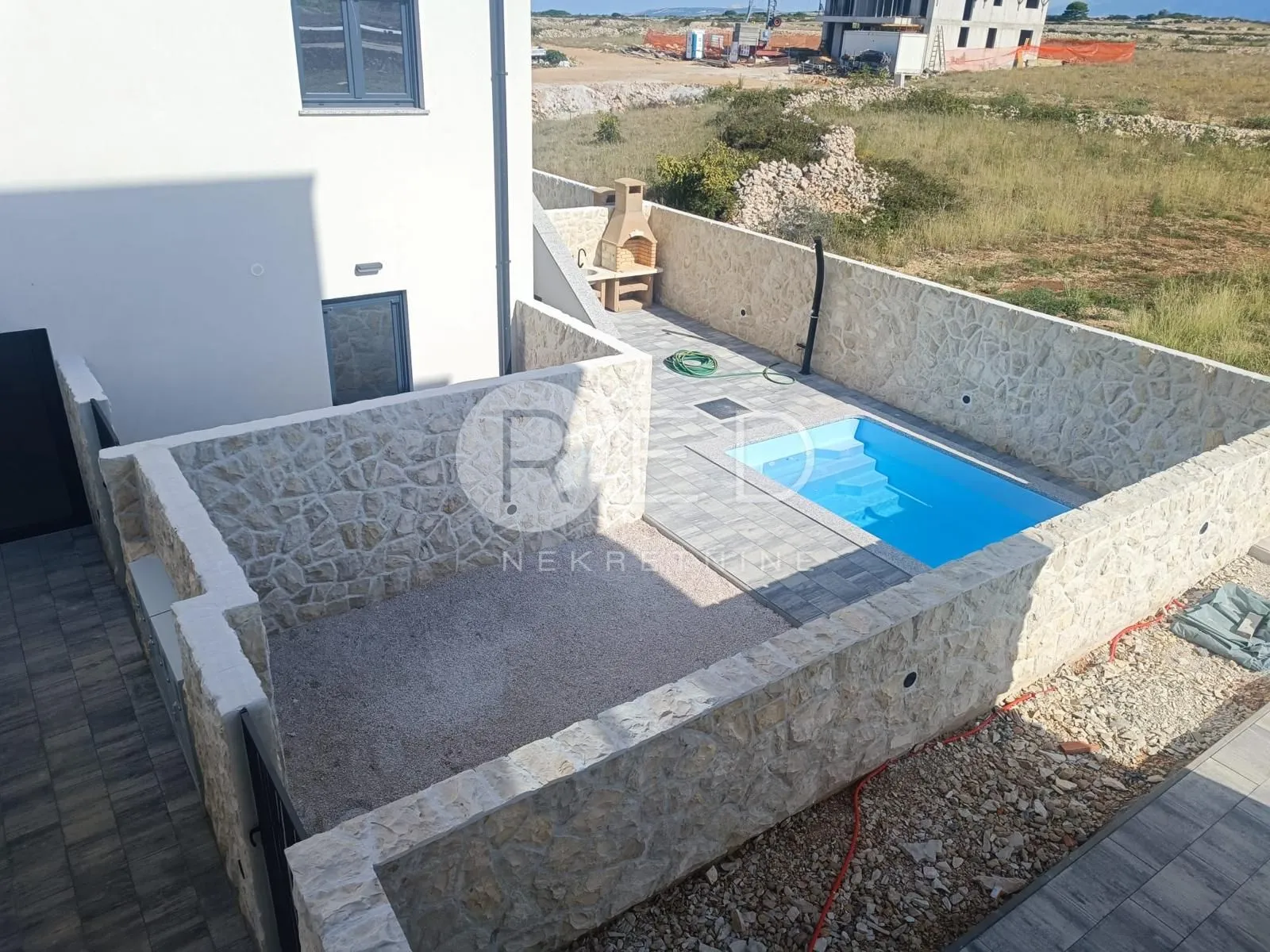 predivan stan s bazenom 300 m od mora, povljana, pag - slika 2