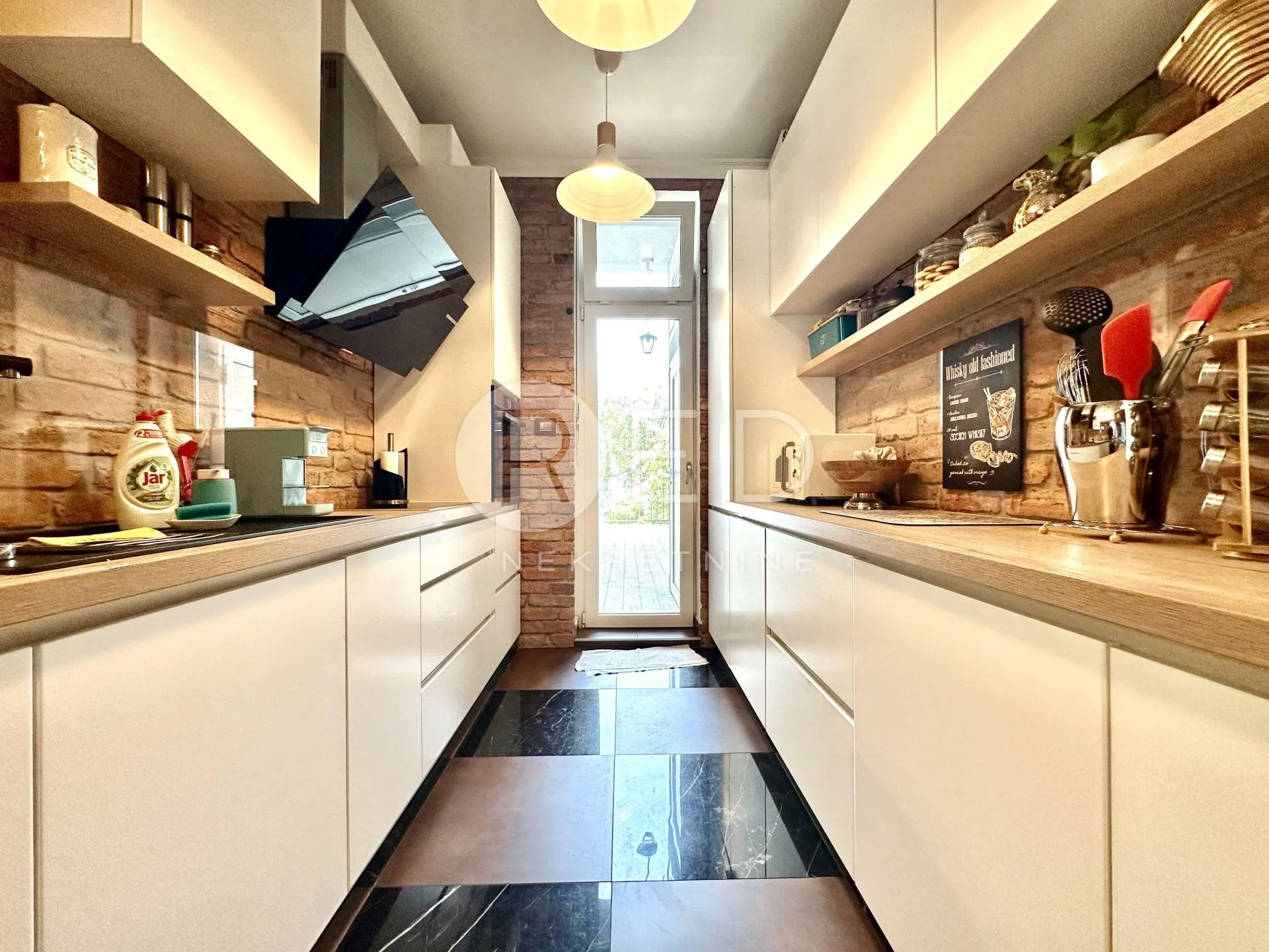 prekrasan stan kvaternikov trg 160m2 - slika 7