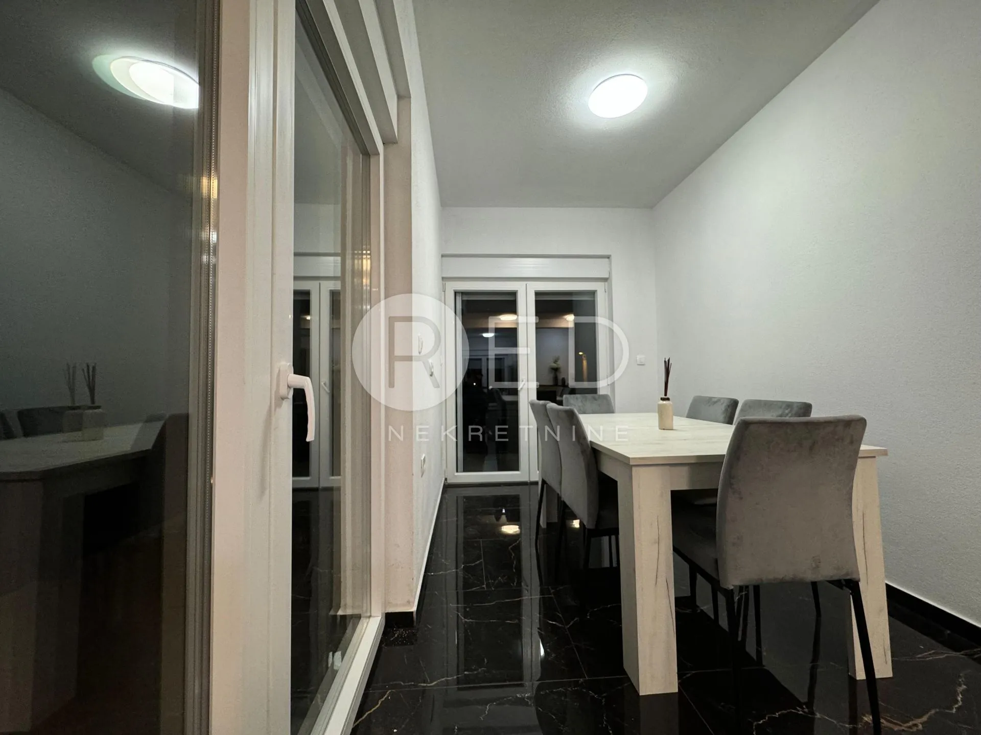 kompletno namješten stan u novogradnji na drugom katu 87 m2 - seline, zadarska - slika 8