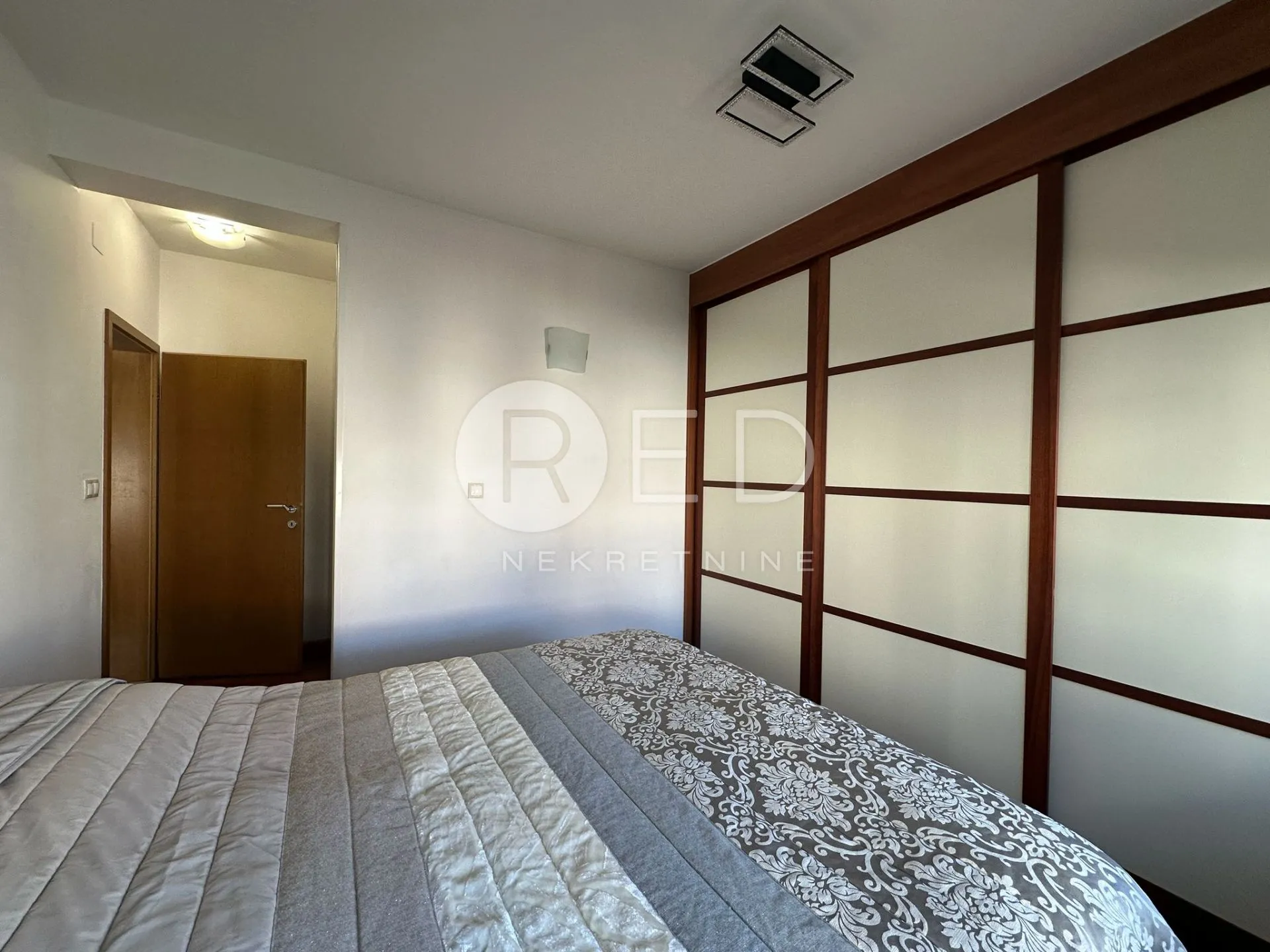 diklovac - moderan trosobni stan 81 m² s pogledom na more - slika 7