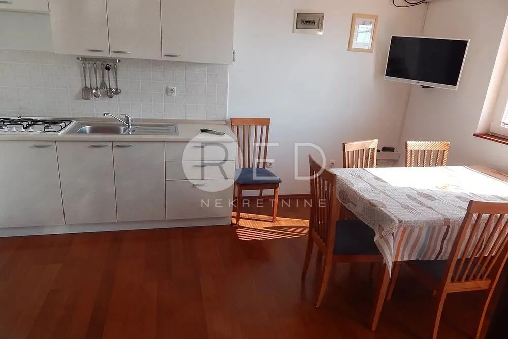 kuća sa 7 apartmana u staroj novalji - slika 13