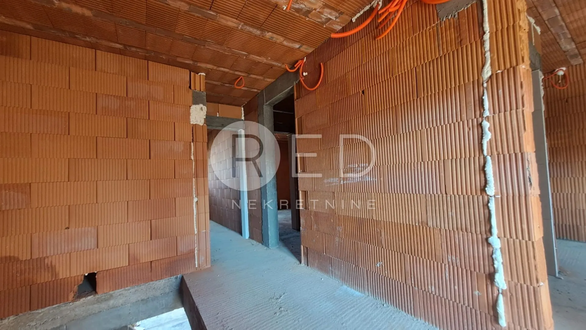 sl.brod dvoetažni stan 163,32m2 kolonija - slika 2