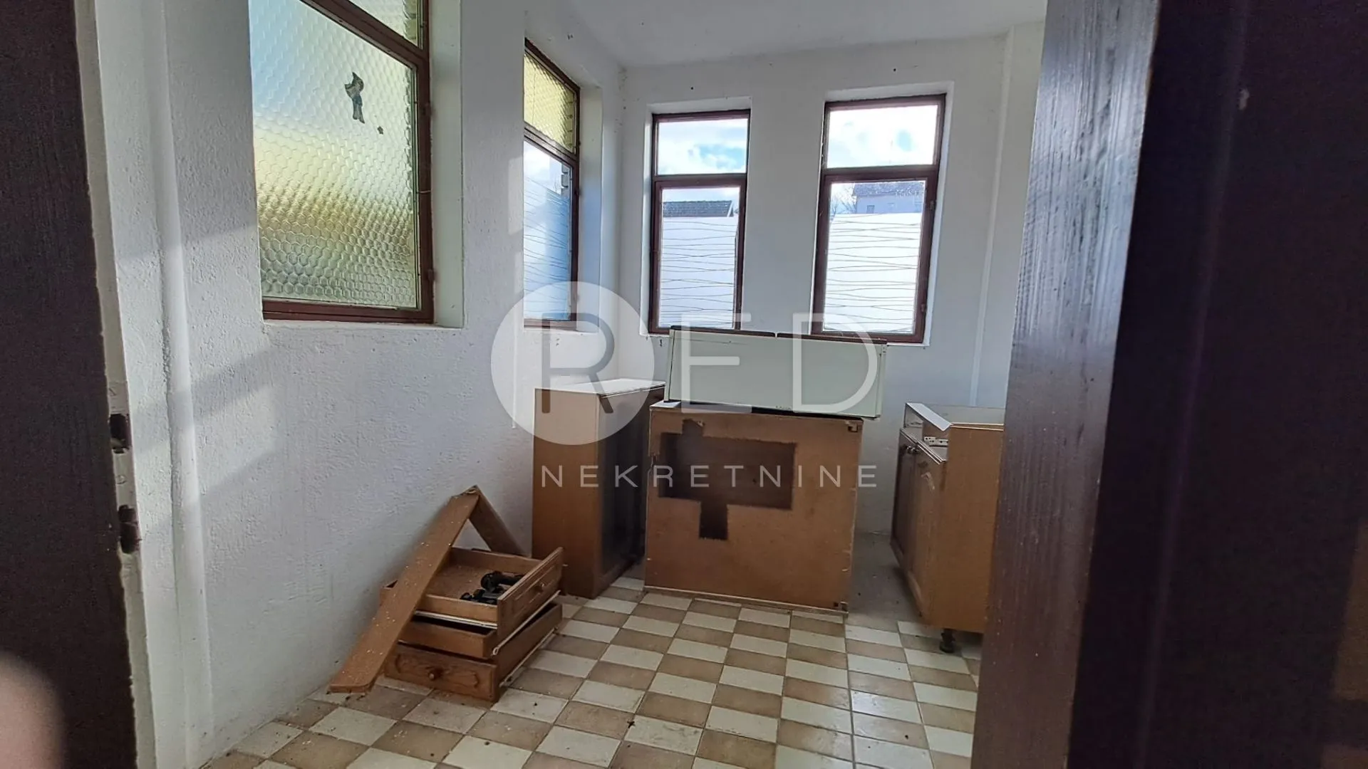 požega stan u kući 1.kat+nova pvc stolarija - slika 8