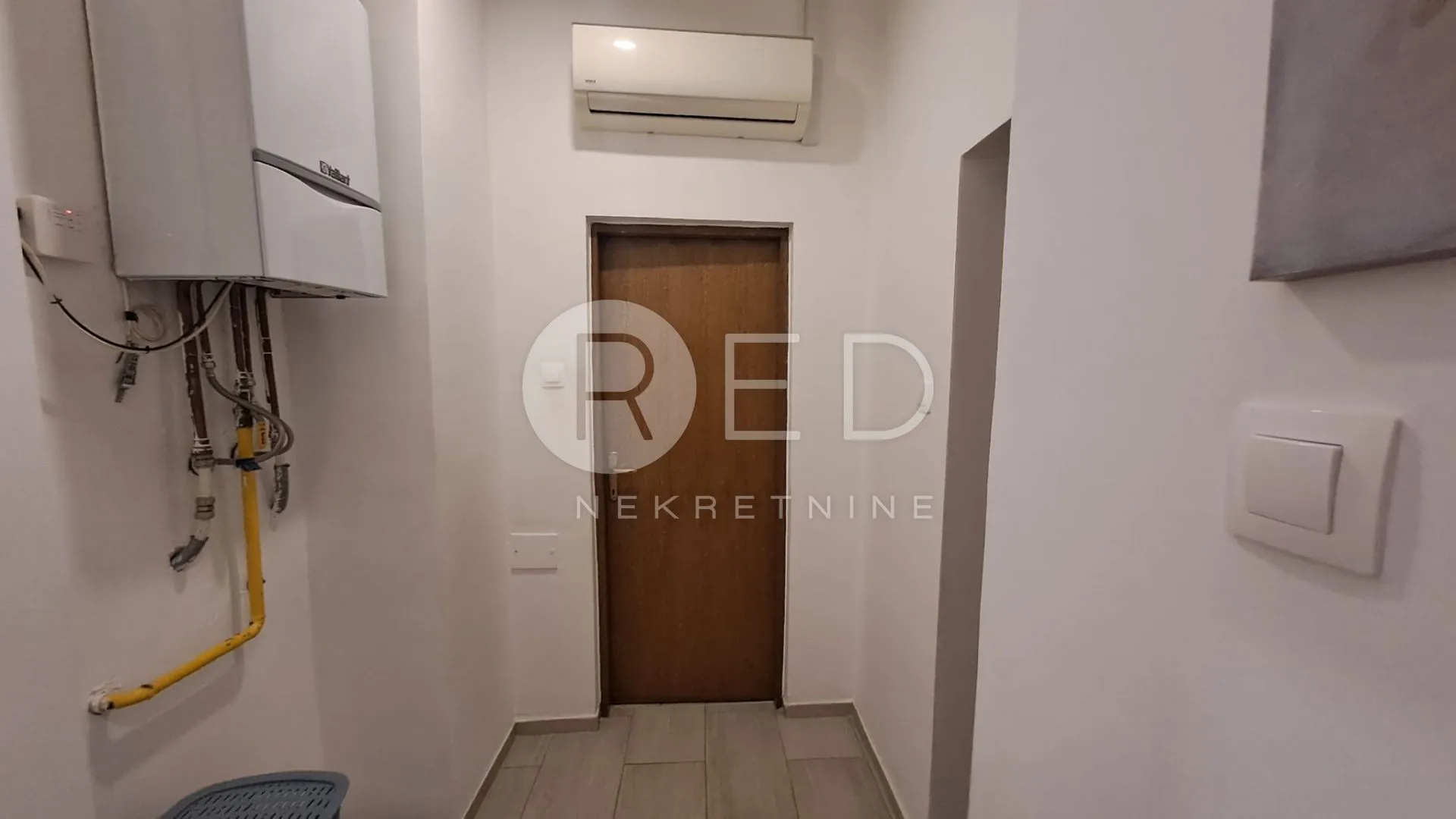 sl.brod stan centar 90m2 3.kat lift - slika 20