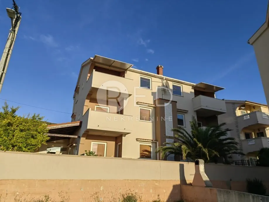 kuća sa 7 apartmana u staroj novalji - slika 9
