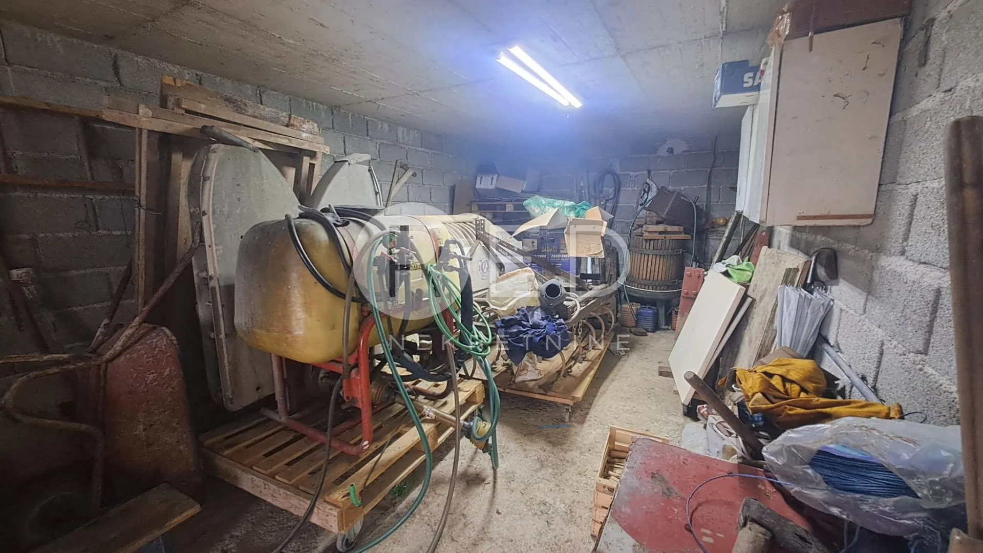 vinogradarska klijet sa zemljištem 4678m2 - slika 11