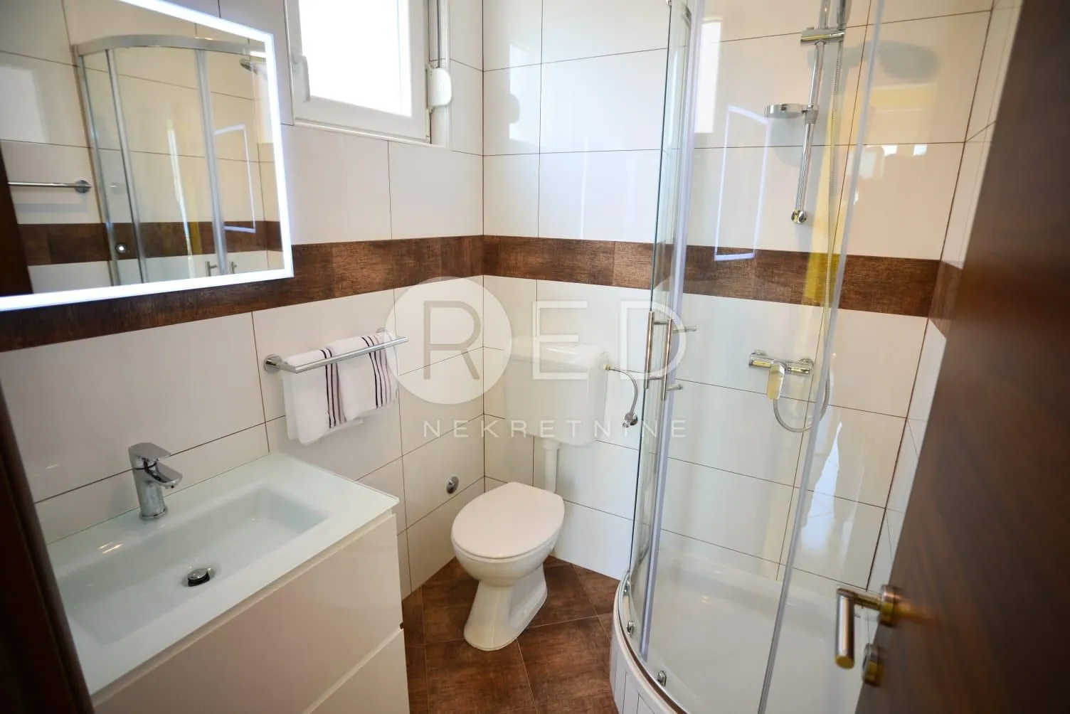 kuća s 4 četiri apartmana u pridragi kod zadra, 100 m od mora - slika 9