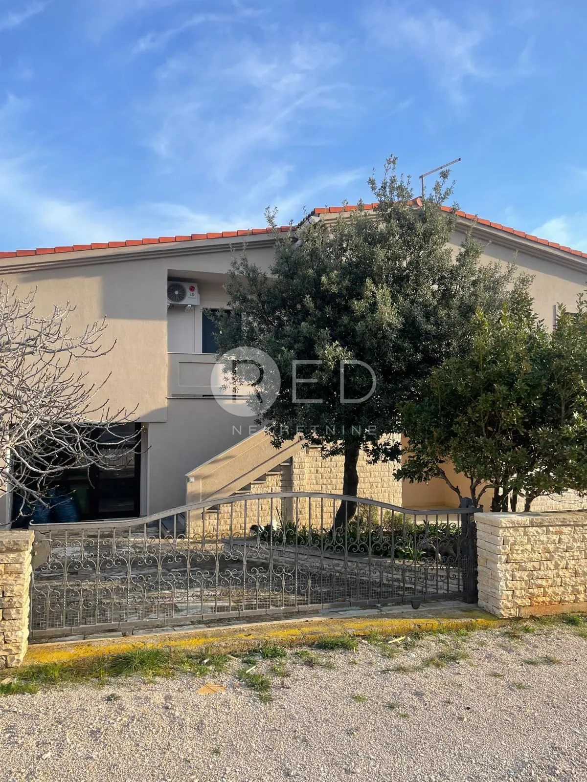 mandre kuća 275 m2/ 4 apartmana - slika 10