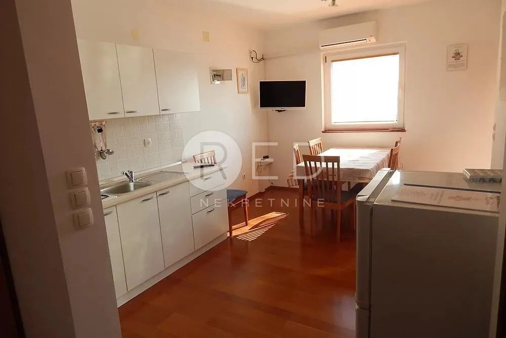 kuća sa 7 apartmana u staroj novalji - slika 14