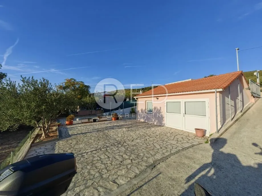 kuća sa 7 apartmana u staroj novalji - slika 38