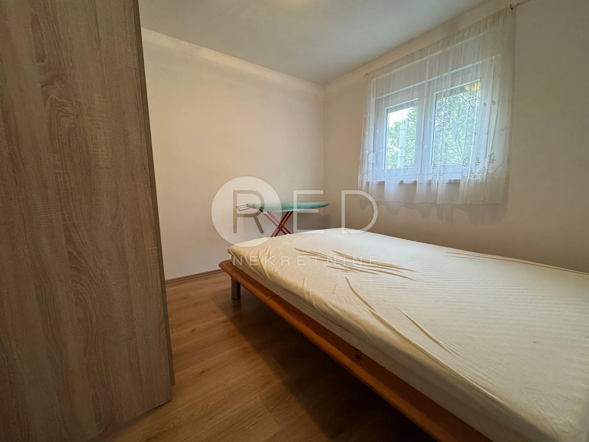 prodaja kuće/vikendice na otoku viru - 4 apartmana - slika 5