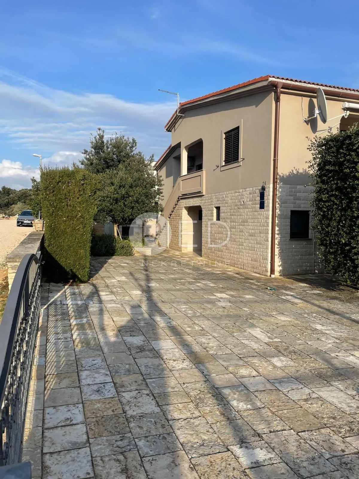 mandre kuća 275 m2/ 4 apartmana - slika 5