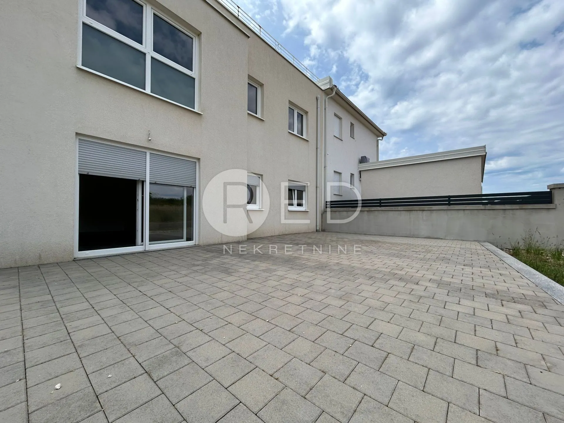 apartman u blizini mora na prodaju - privlaka - slika 12
