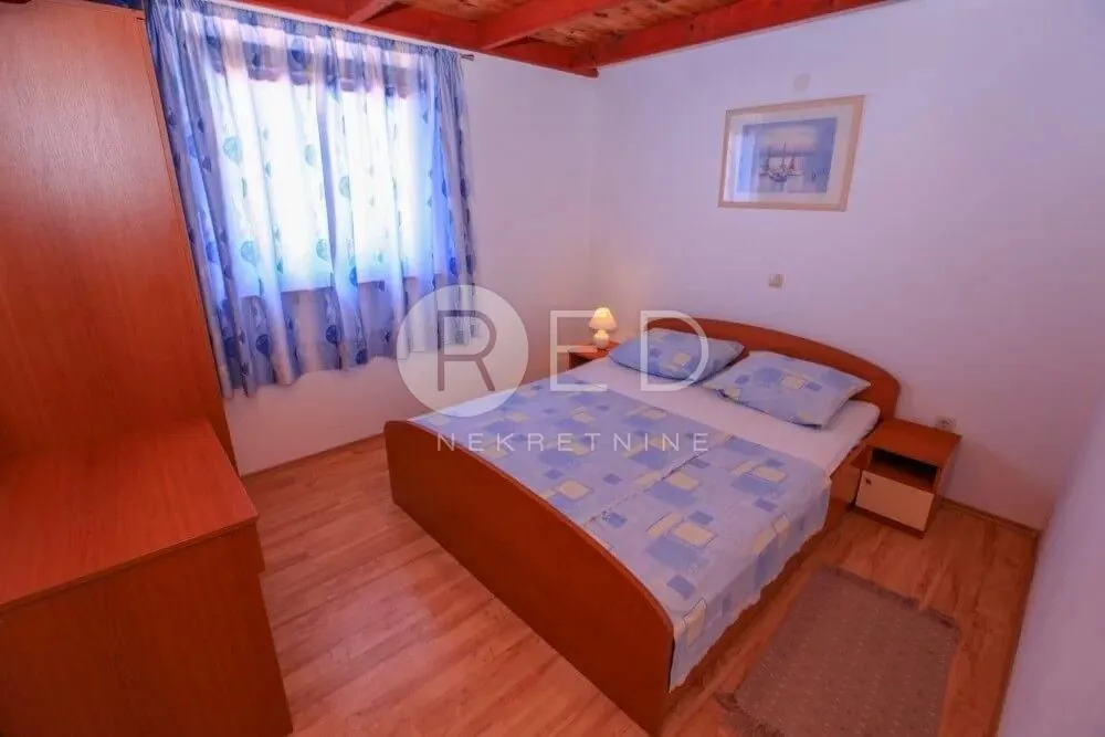 kuća sa 7 apartmana u staroj novalji - slika 22