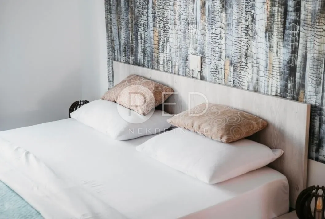 mandre kuća 275 m2/ 4 apartmana - slika 3
