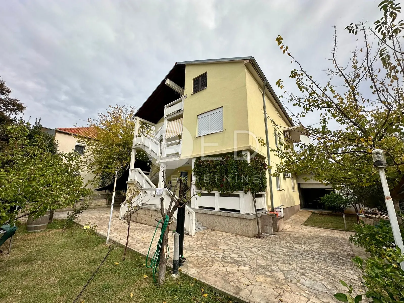 kuća s tri stambene jedinice i poslovnim prostorom na bilom brigu, zadar - slika 1