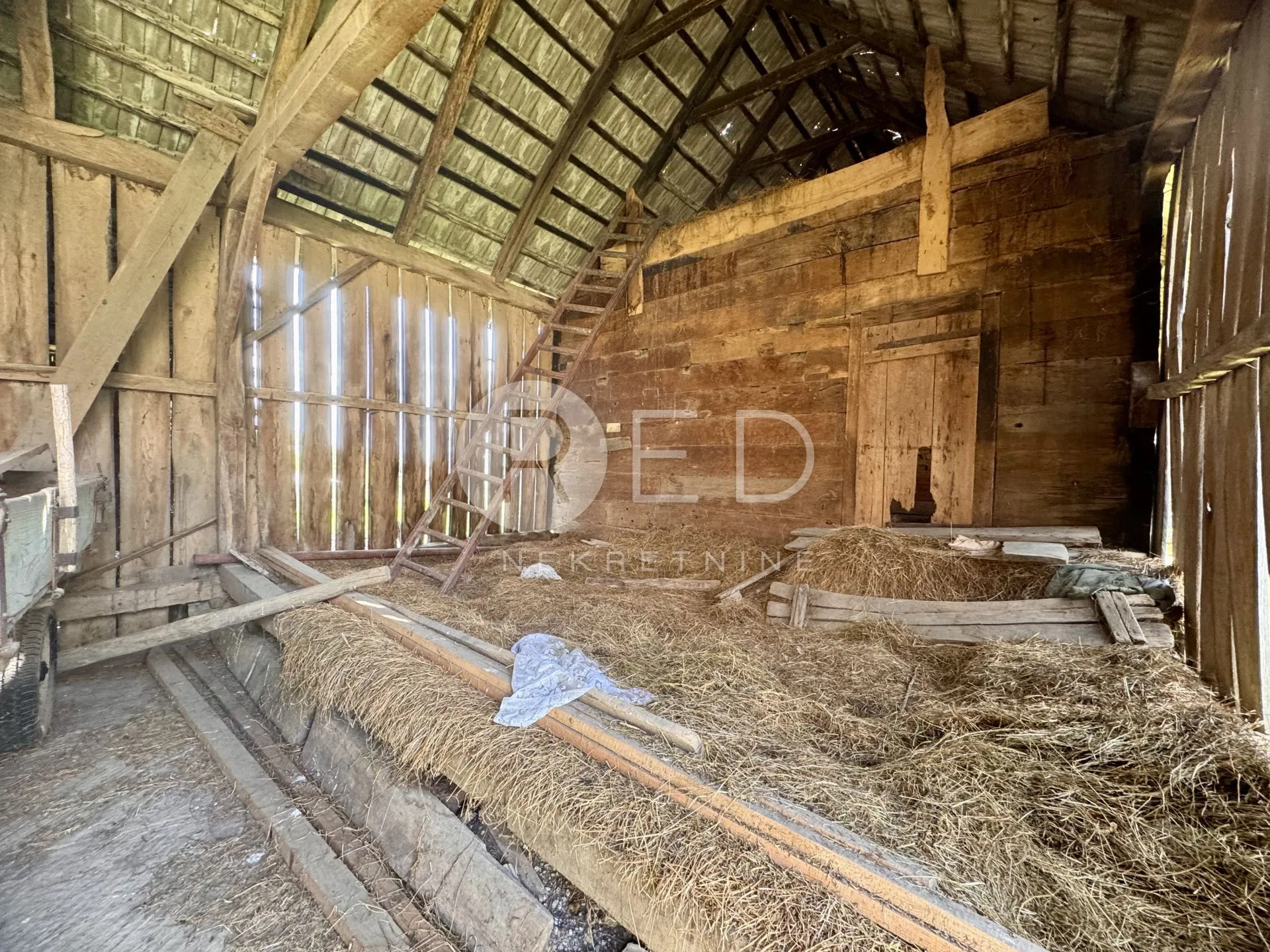 kuća 100m2 i gospodarske zgrade 156m2, u okolici pisarovine - slika 24
