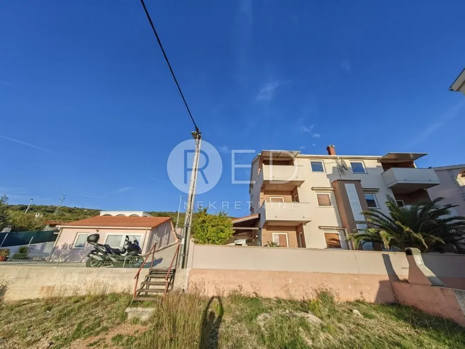 kuća sa 7 apartmana u staroj novalji - slika 33