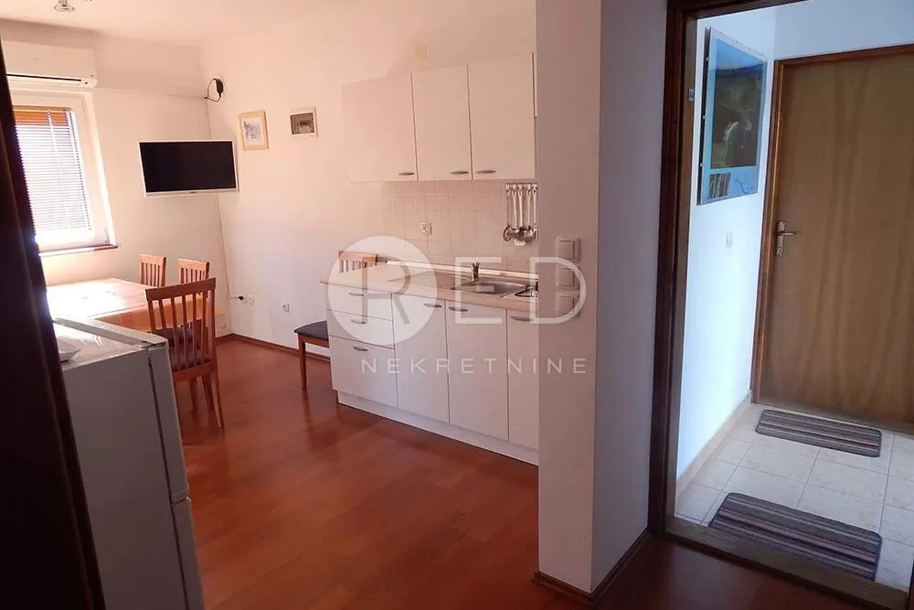 kuća sa 7 apartmana u staroj novalji - slika 17