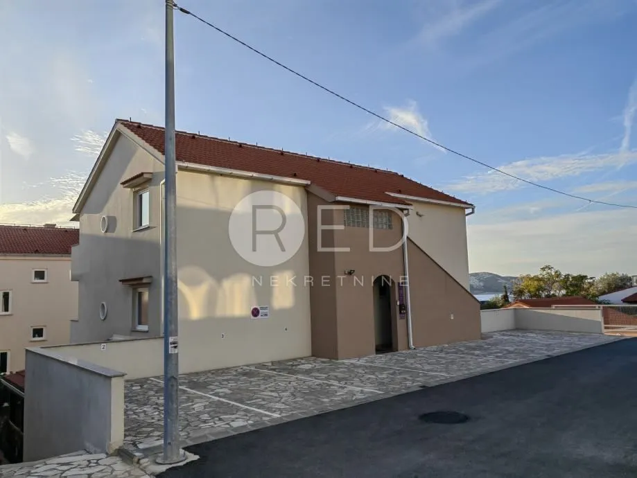 kuća sa 7 apartmana u staroj novalji - slika 11