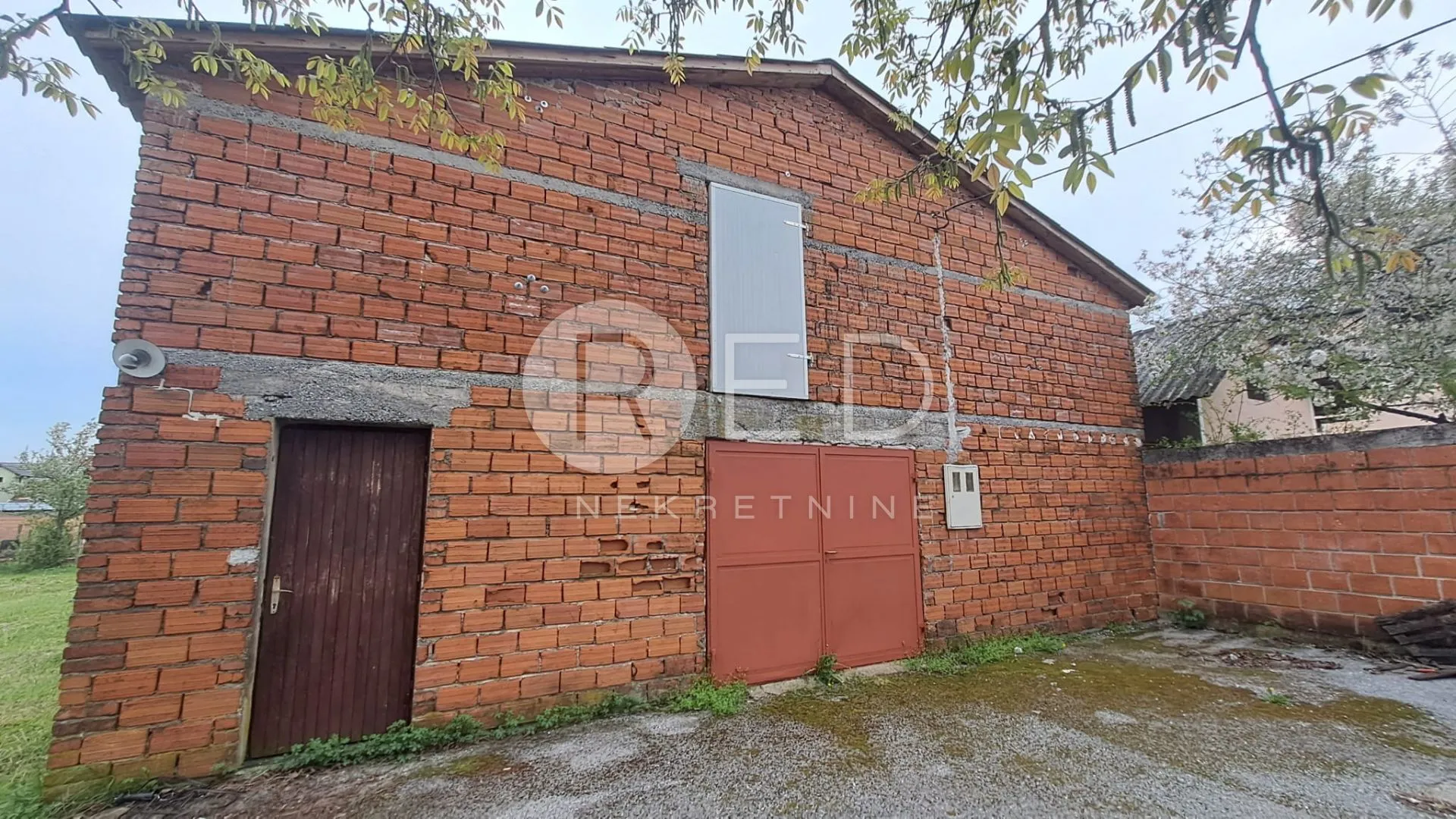 pleternica gospodarska zgrada s dvorištem - slika 1