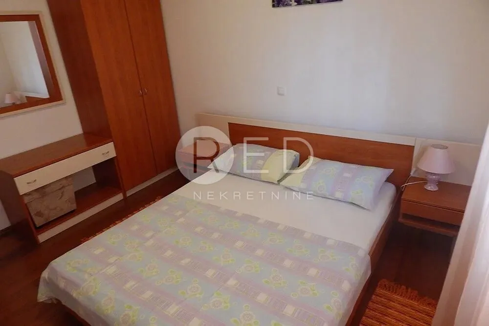 kuća sa 7 apartmana u staroj novalji - slika 25