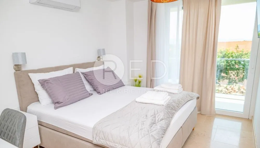 otok krk, okolica malinske - predivna kuća s bazenom, 156 m2 - slika 2