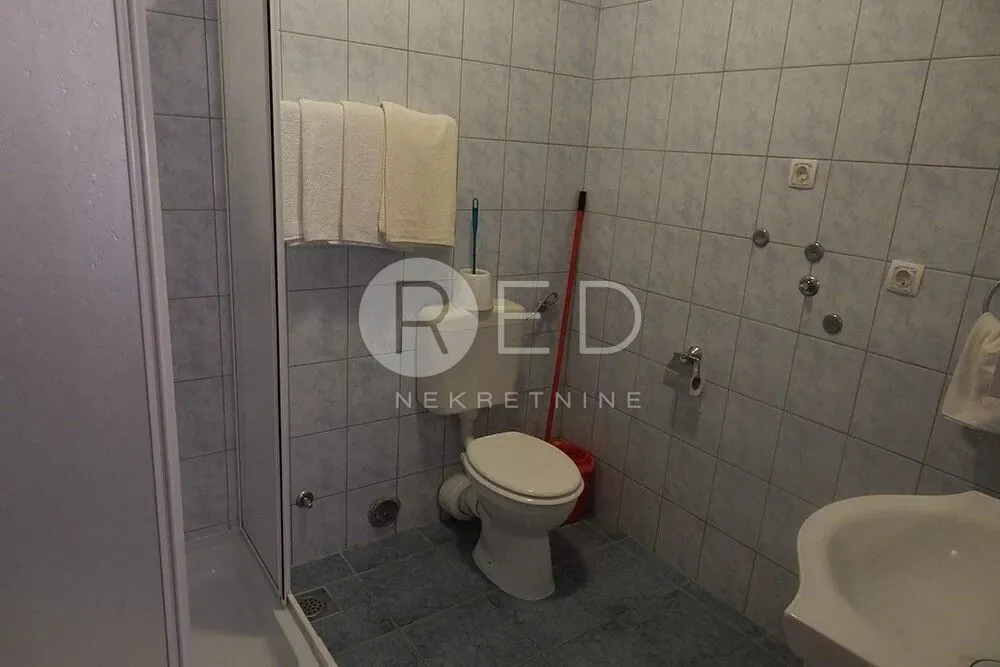 kuća sa 7 apartmana u staroj novalji - slika 30