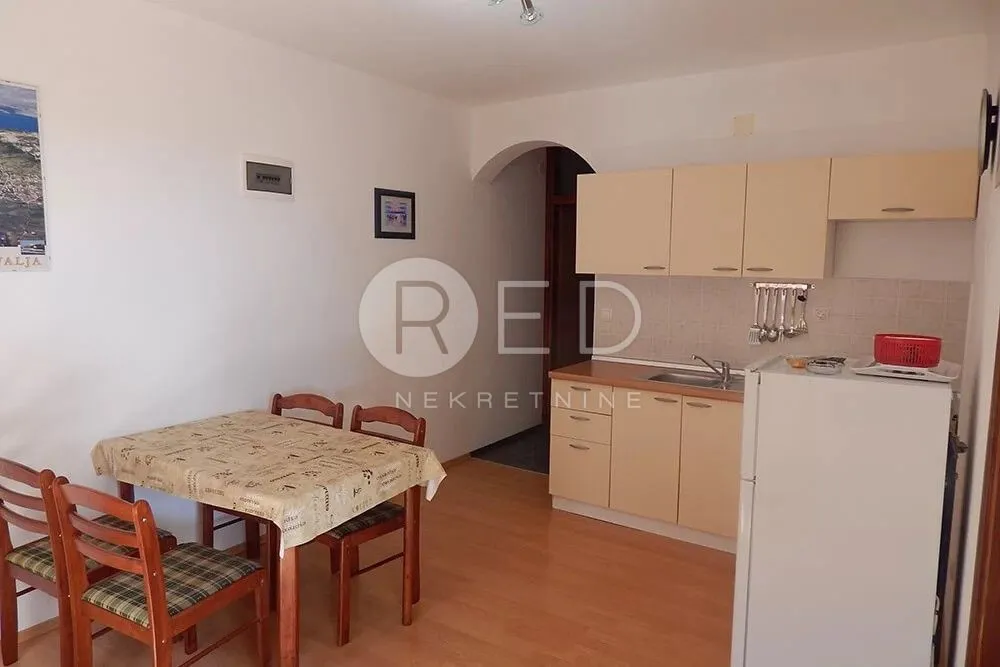 kuća sa 7 apartmana u staroj novalji - slika 18