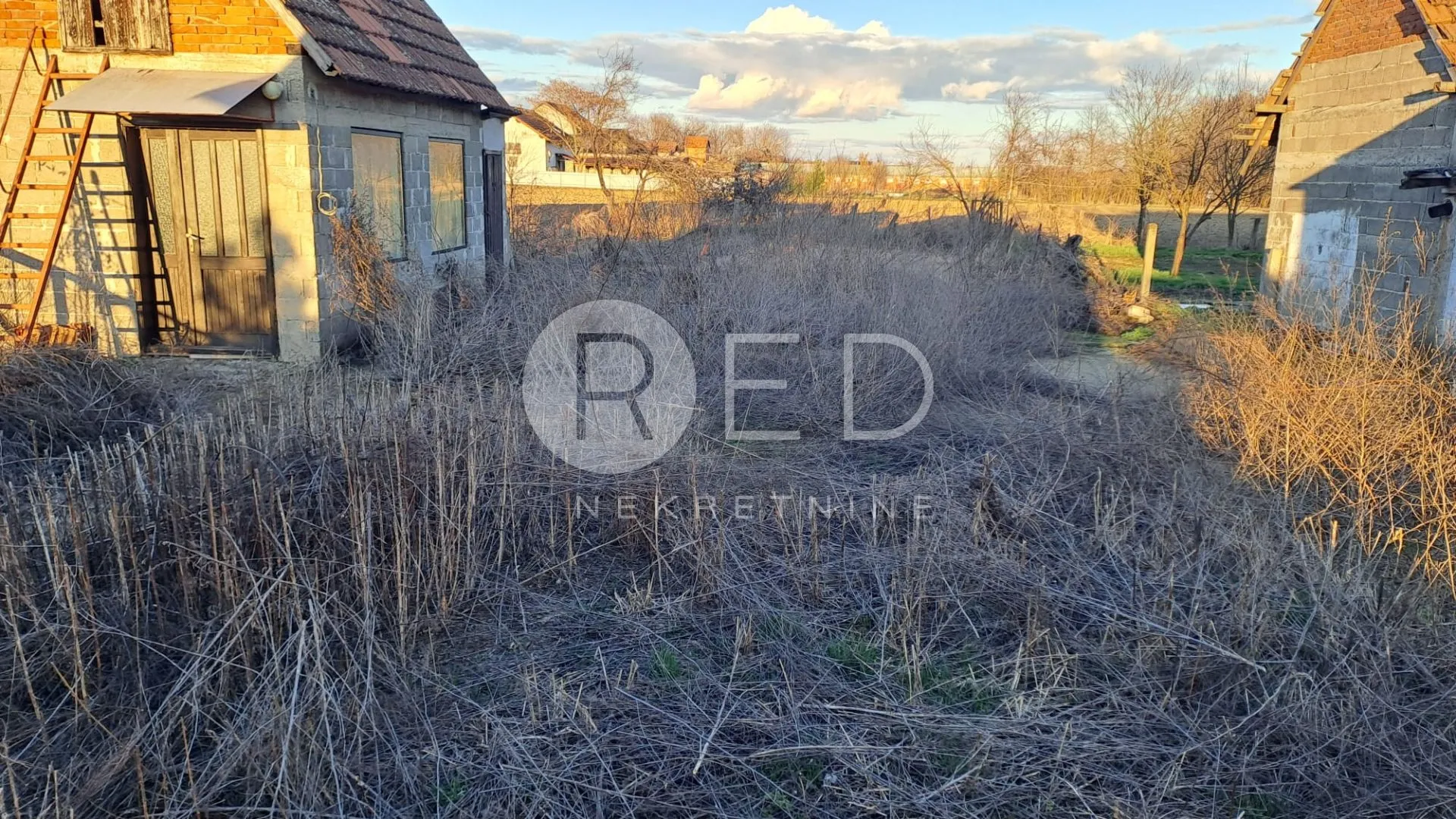 kruševica kuća s pomoćnom zgradom i dvorištem - slika 22