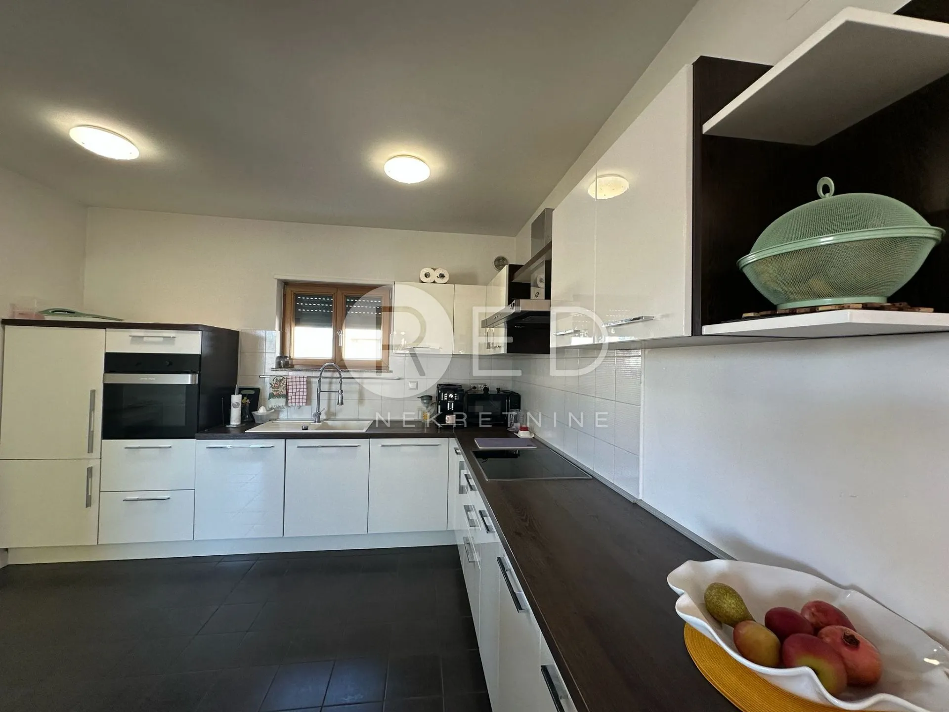 diklovac - moderan trosobni stan 81 m² s pogledom na more - slika 15