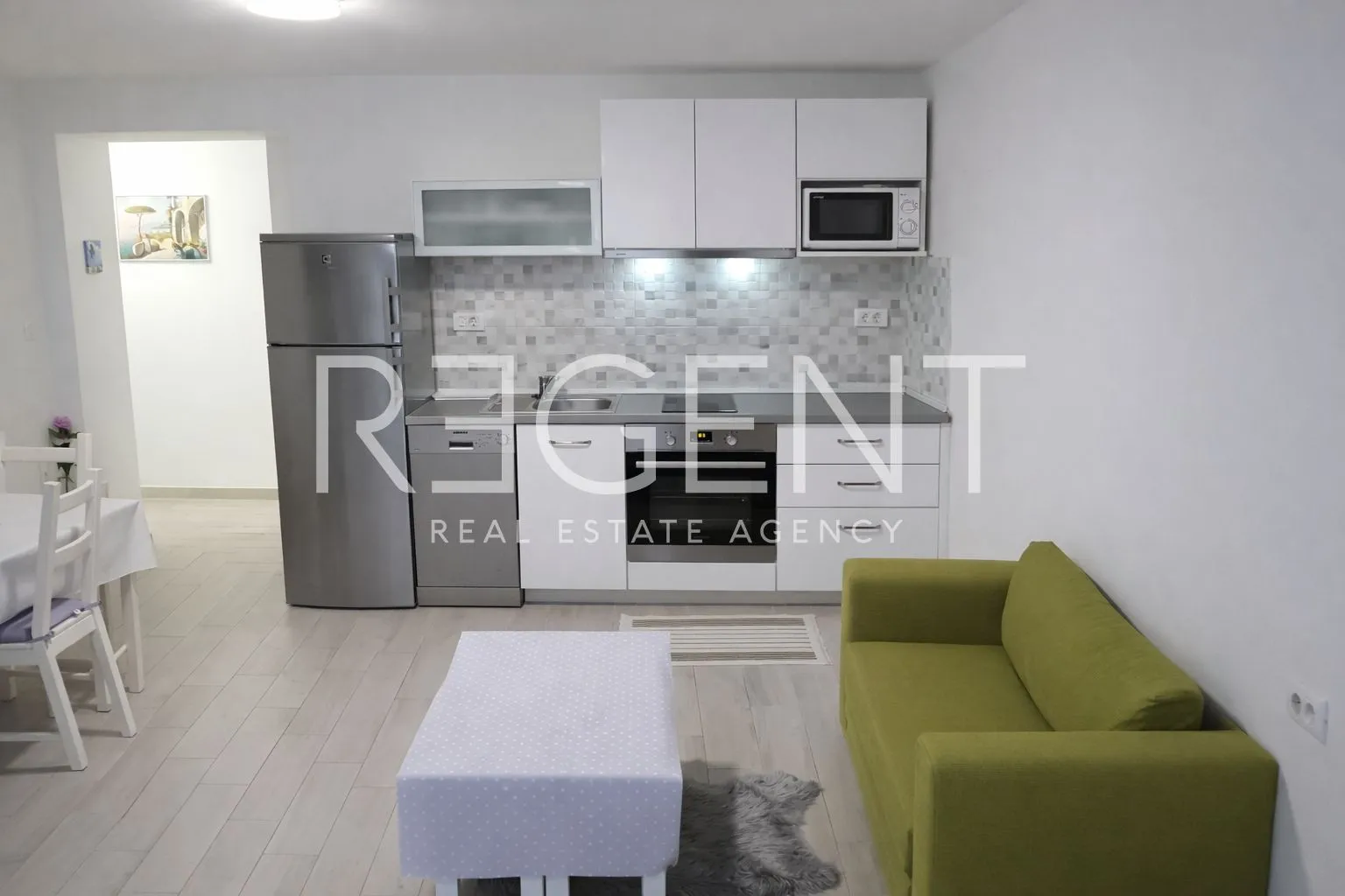 split, bol - stan s dvije apartmanske jedinice i dvorištem - slika 5