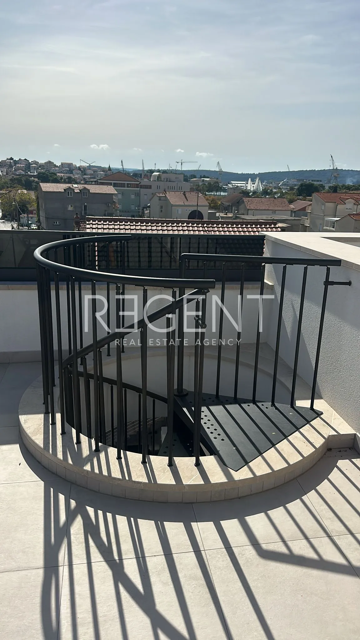 trogir, okrug gornji - trosoban stan sa balkonom i krovnom terasom - slika 12