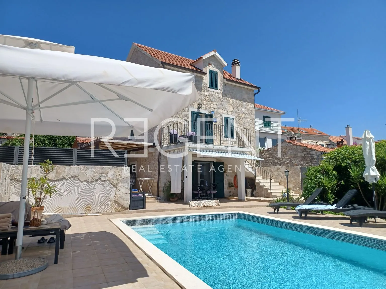 split, šolta - dvije kamene kuće s bazenom i otvorenim pogledom 115 m2 - slika 7