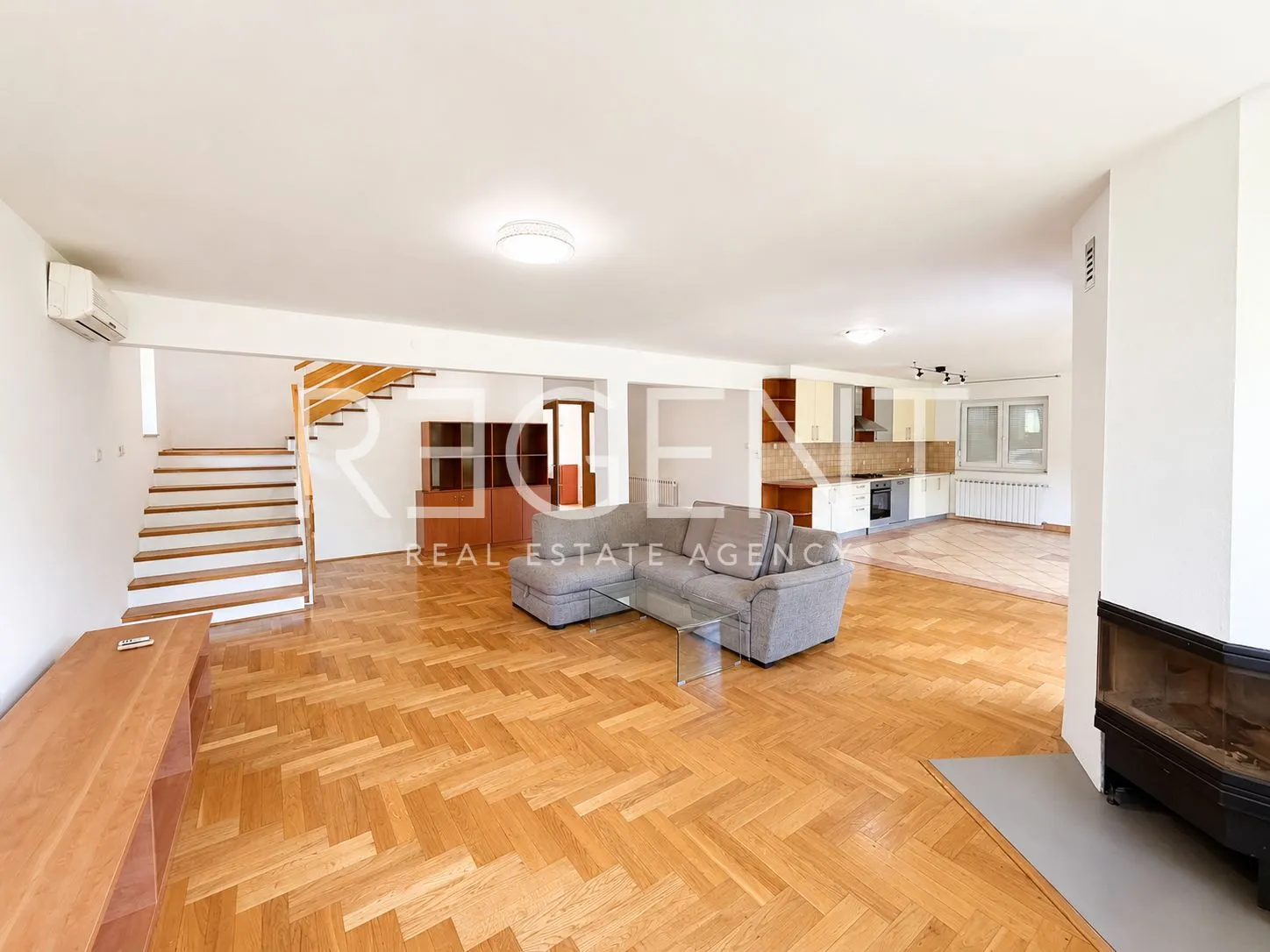 kuća 275 m² za najam, jazbina — vrt, 2 garaže - slika 2