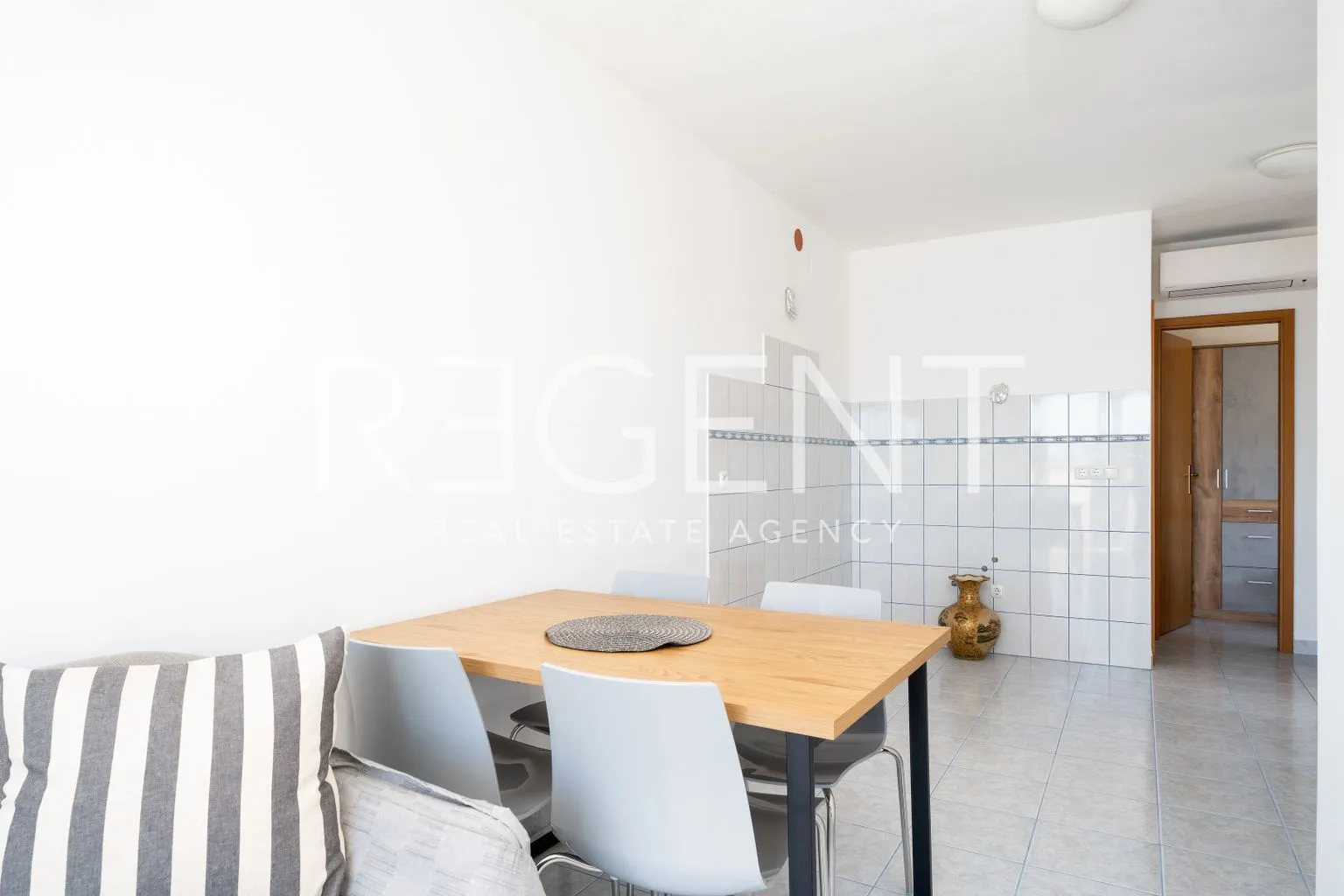 šibenik, rogoznica - kuća sa šest apartmana - slika 5