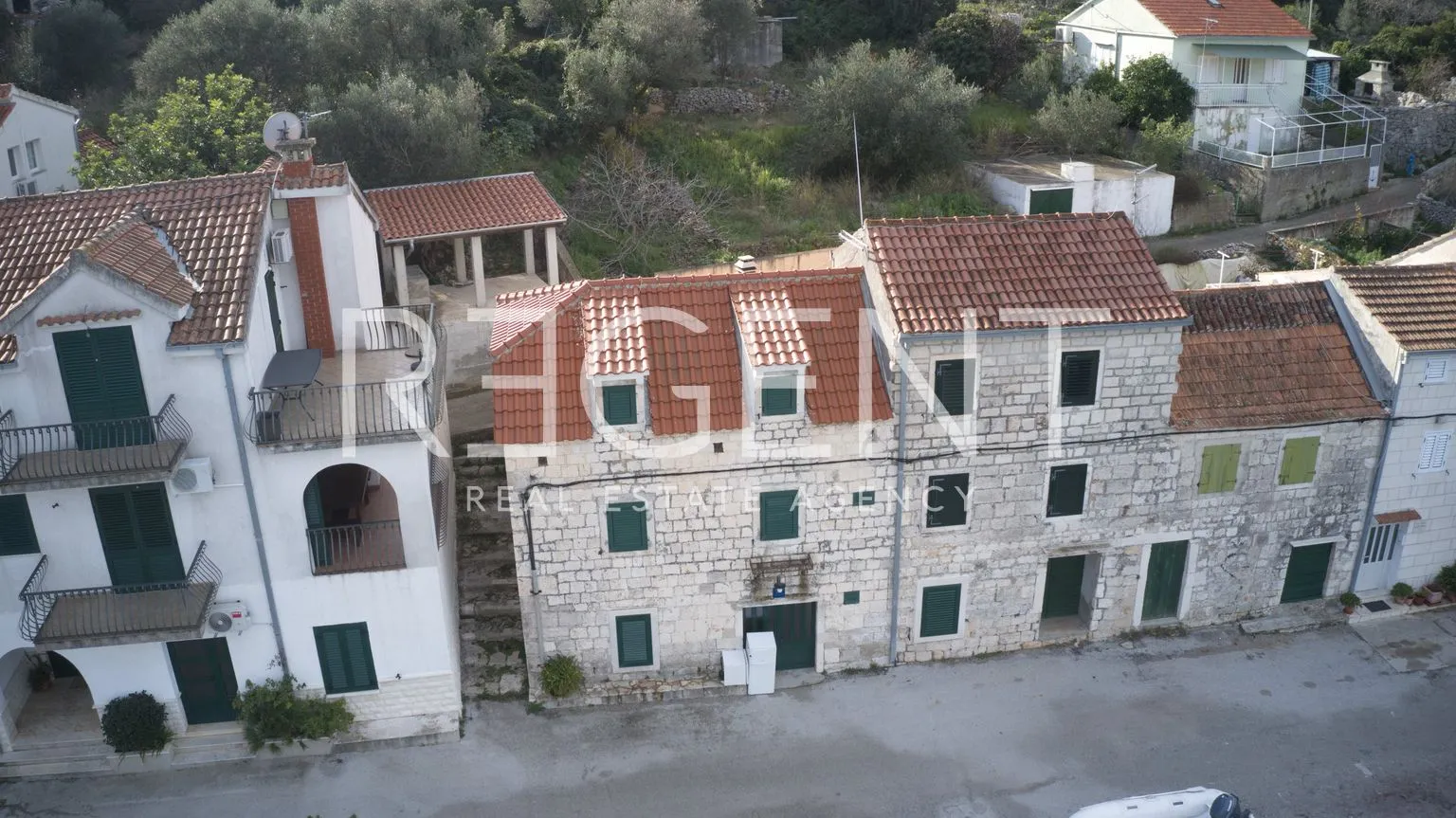 trogir, drvenik veliki - kamena kuća prvi red uz more - slika 2